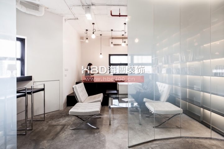 純黑白辦公設(shè)計(jì),廣州裝修設(shè)計(jì)公司,辦公室裝修風(fēng)格,海博裝飾.jpg 純黑白辦公設(shè)計(jì),廣州裝修設(shè)計(jì)公司,辦公室裝修風(fēng)格,海博裝飾.jpg